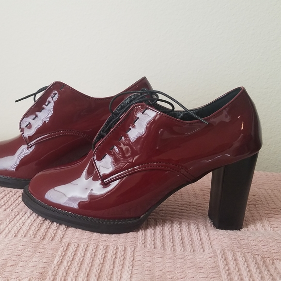 Italian brand Vero Cuoio Burgundy Oxford Patent Red Leather Booties - Picture 4 of 9